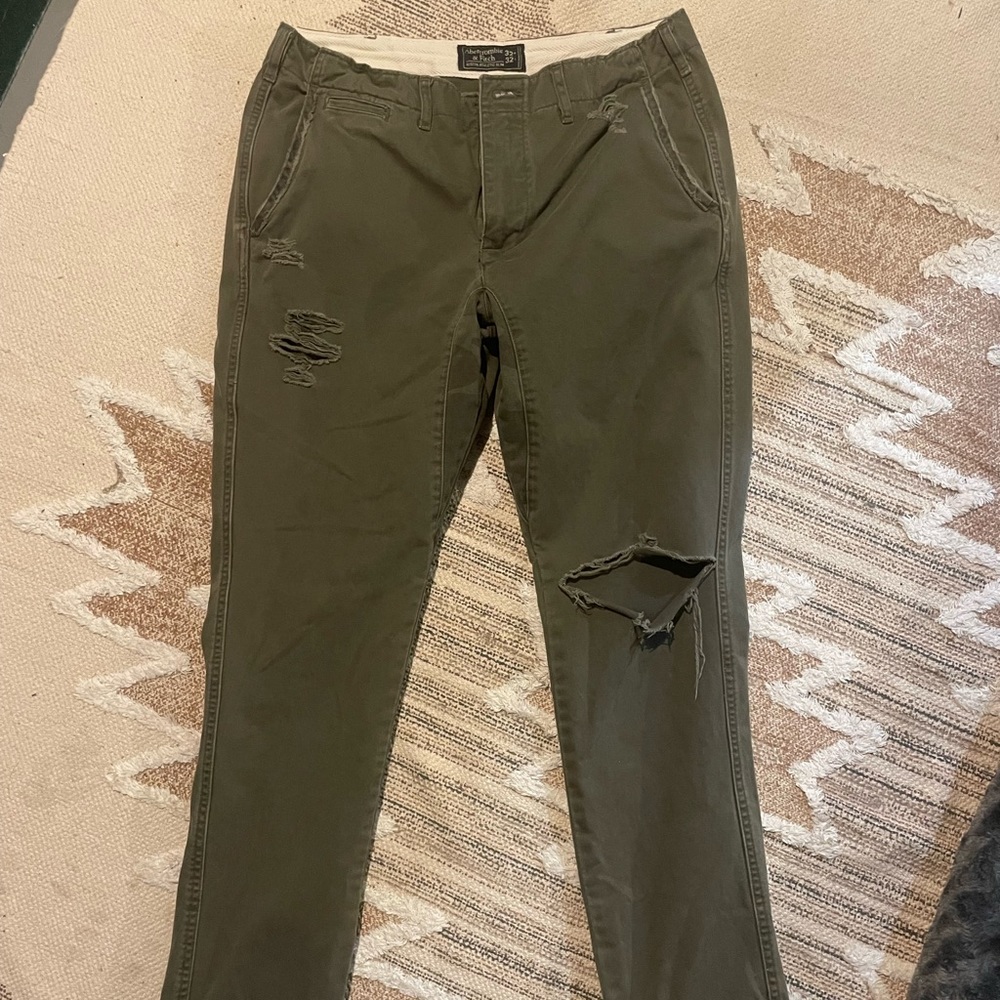 Men’s lightly worn distressed Abercrombie & Fitch army green chinos. Rustin fit.
